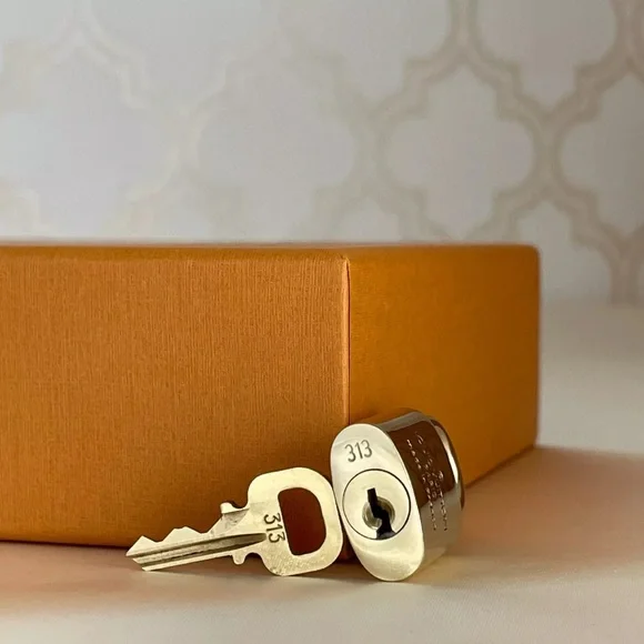 🌟LOUIS VUITTON PadLock Lock & Key Brass Gold Authentic Number (CHAIN AVAILABLE) - Picture 9 of 11